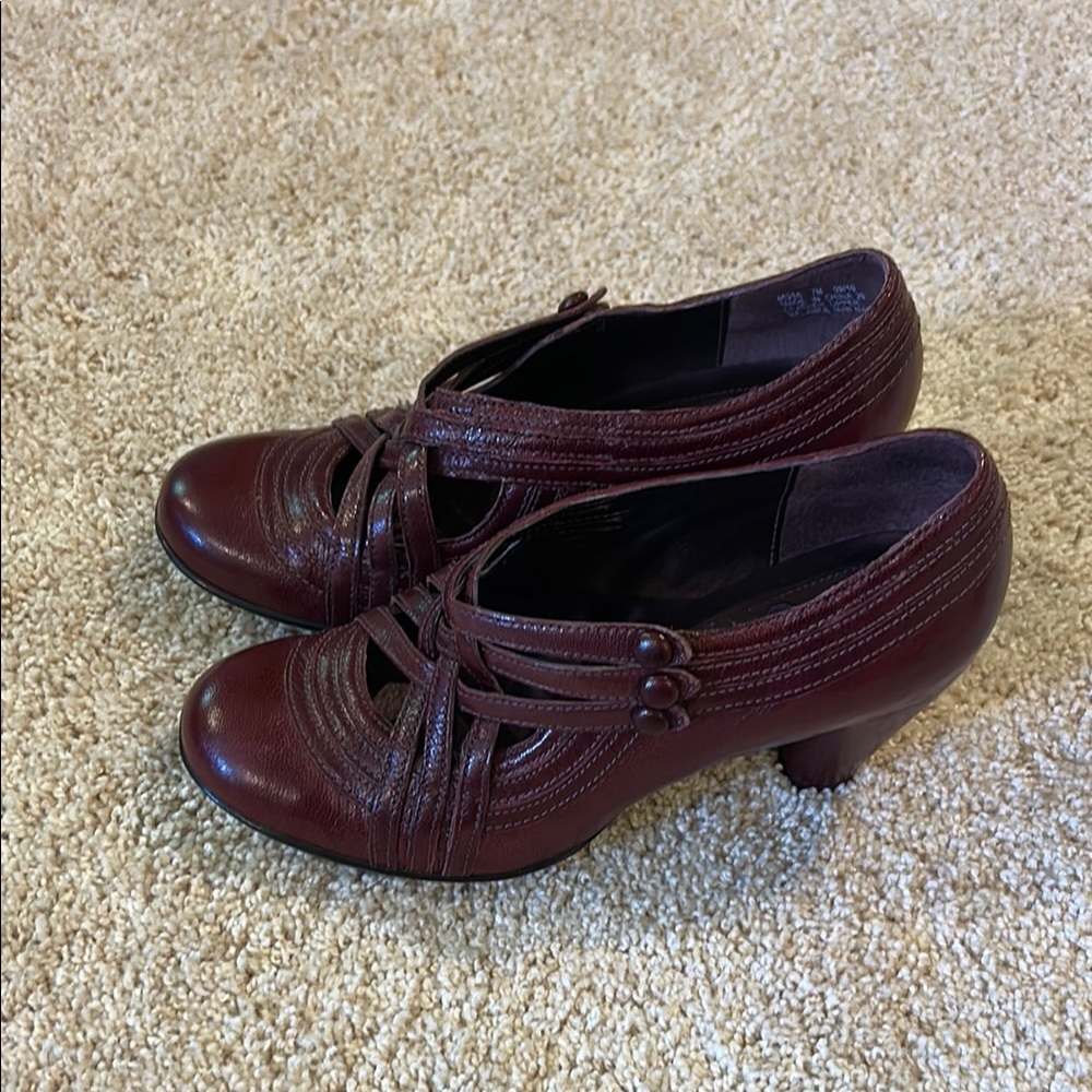 Indigo Brown Heeled Loafers with Tassel Details